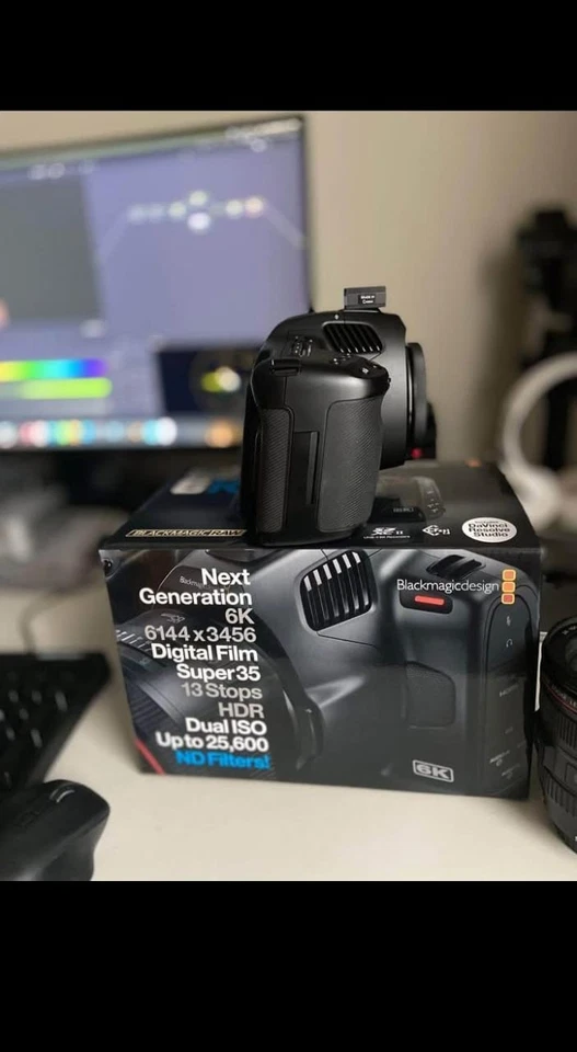 Black Magic Pocket Cinema 6K Pro con montaje de lente PL, jaula Tilta y 2 baterías Foto 2 de 4