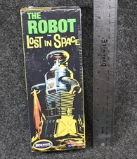 The Robot from Lost In Space Model Kit by Moebius Models 2019 - NEW SEALED