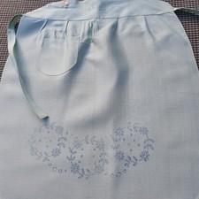 Vintage gestempeltes Stickmuster auf GR&Uuml;NER SCH&Uuml;RZE von Cuff & Co Ltd