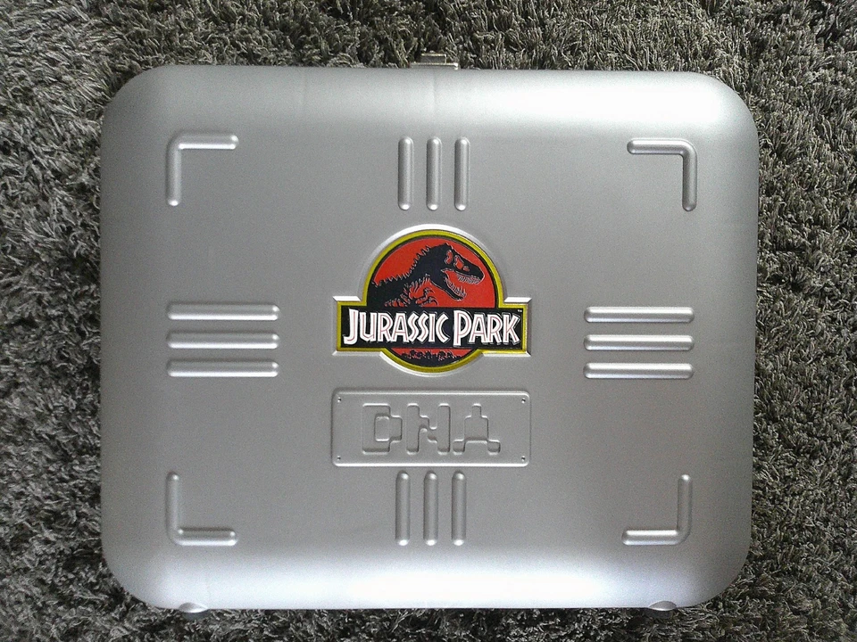 Jurassic Park - DNA Koffer - Deluxe VHS Set - Uhr Poster Map ID Card - Alles Neu - Bild 4 von 4