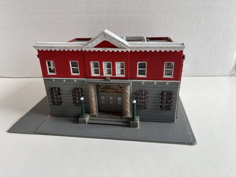 LIFE-LIKE - HO - Woodlawn Police Station & Jail - Assembled!