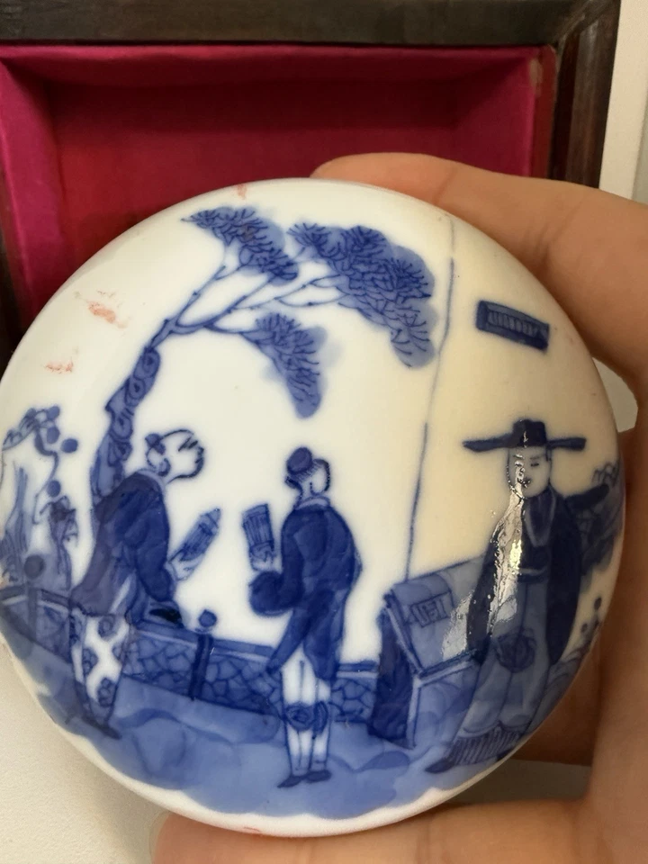 Antigua caja de almohadillas de tinta china azul y blanco Foto 4 de 4