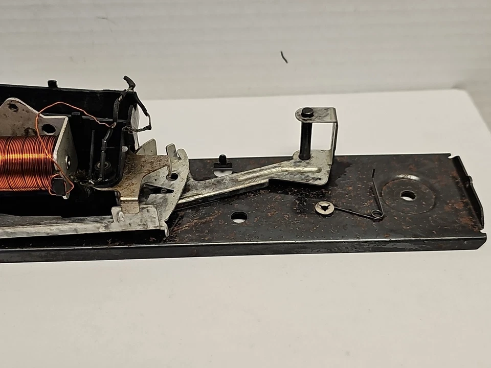 LIONEL 3662 OPERATING MILK CAR ( Mechanism On Frame ). ONLY  - Image 3 of 4