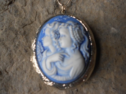 *SISTERS, MOTHER, DAUGHTER, FRIEND CAMEO (HAND PAINTED) LOCKET, 925 silver plate - Picture 2 of 4