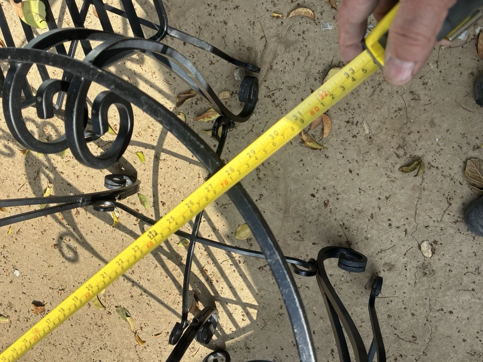 MESA Y SILLAS DE HIERRO ÁSPERO Foto 3 de 3