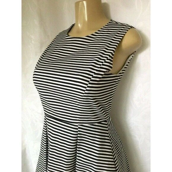 Abito Kate Spade a righe bianco nero aderente e svasato senza maniche mini girocollo XS 2