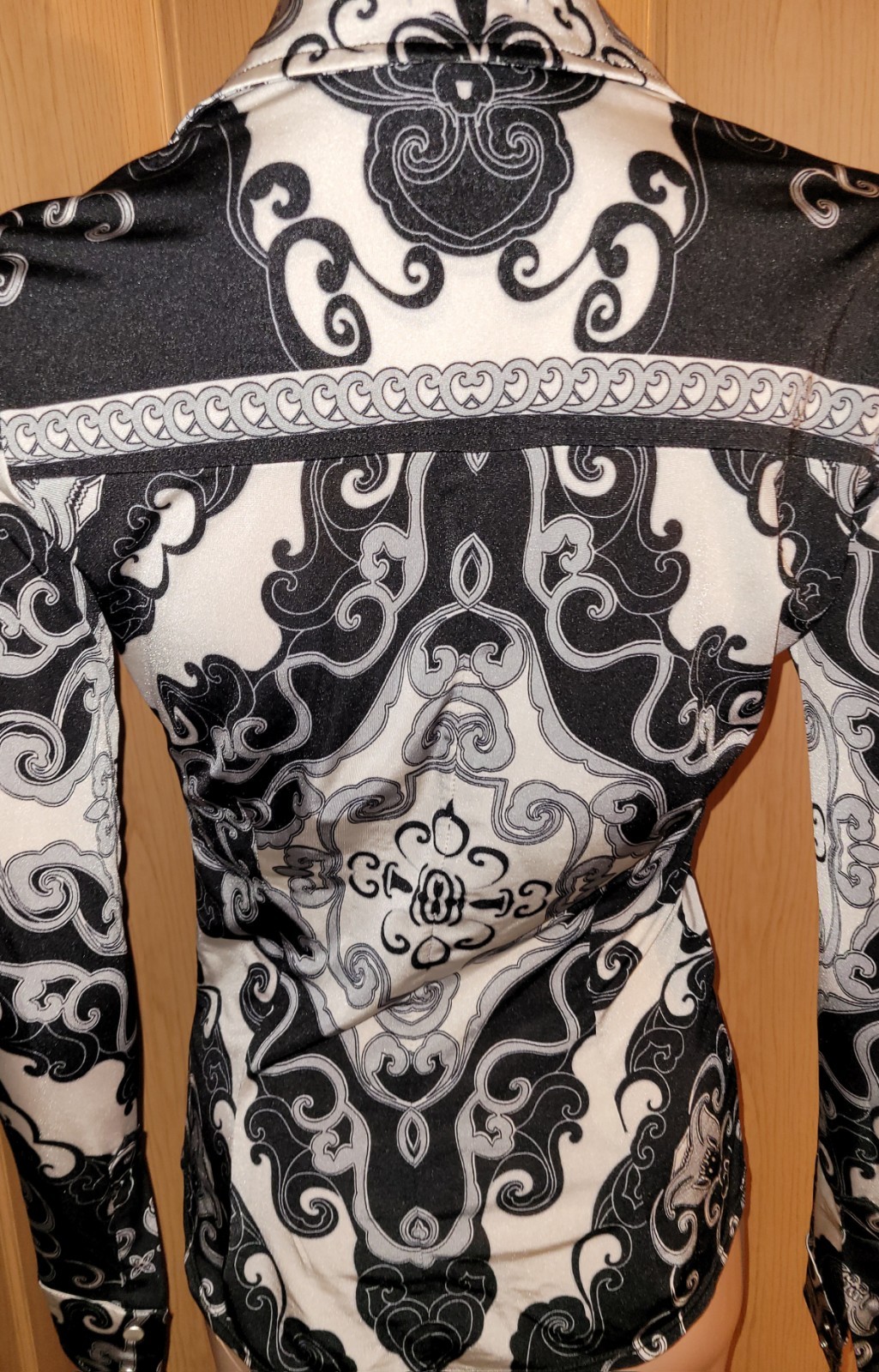 Cache Black And White Form Fitting Snap Button Sh… - image 7