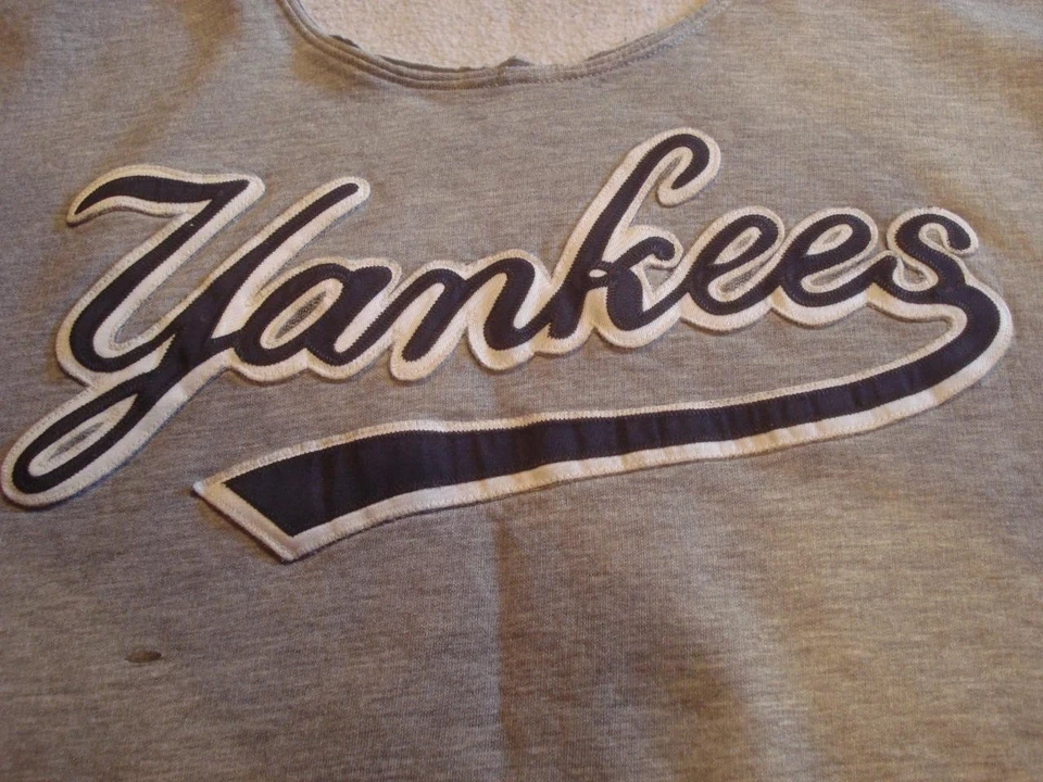 VINTAGE NEW YORK YANKEES CUT-OFF SLEEVELESS SWEATSHIRT (SIZE -2XL) - Image 3 of 4