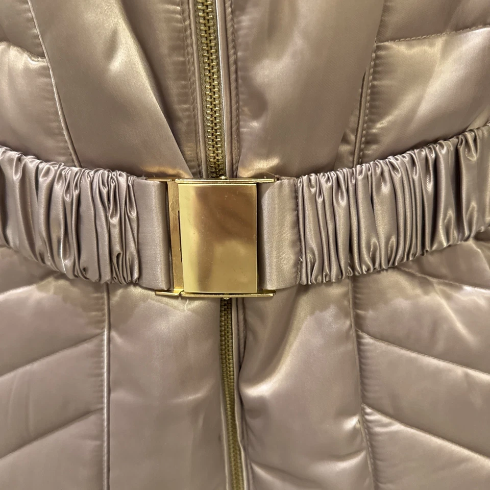 Abrigo acolchado con cinturón dorado tostado Alfani cuello de piel sintética talla mediana. Gently Loved Foto 3 de 4