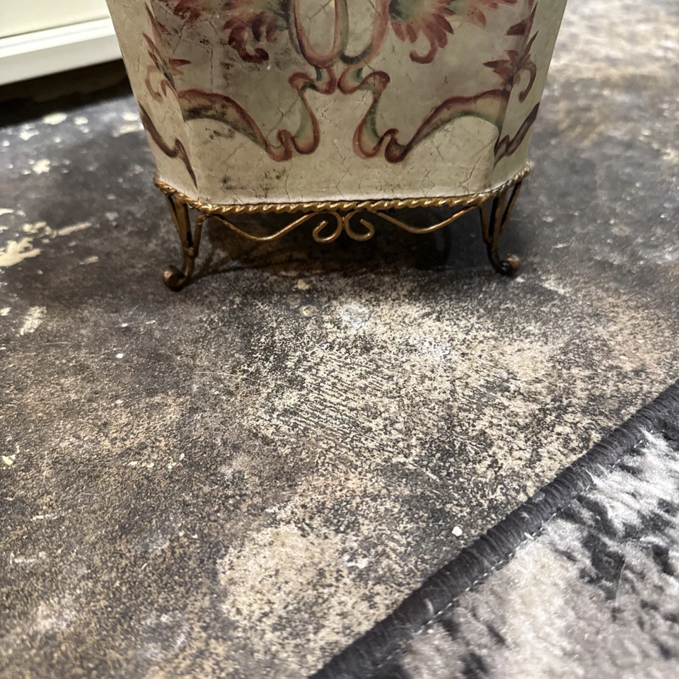 Maceta de tamaño mediano pequeña cesta de residuos bronceada dorada y verde con estampado floral Foto 2 de 4