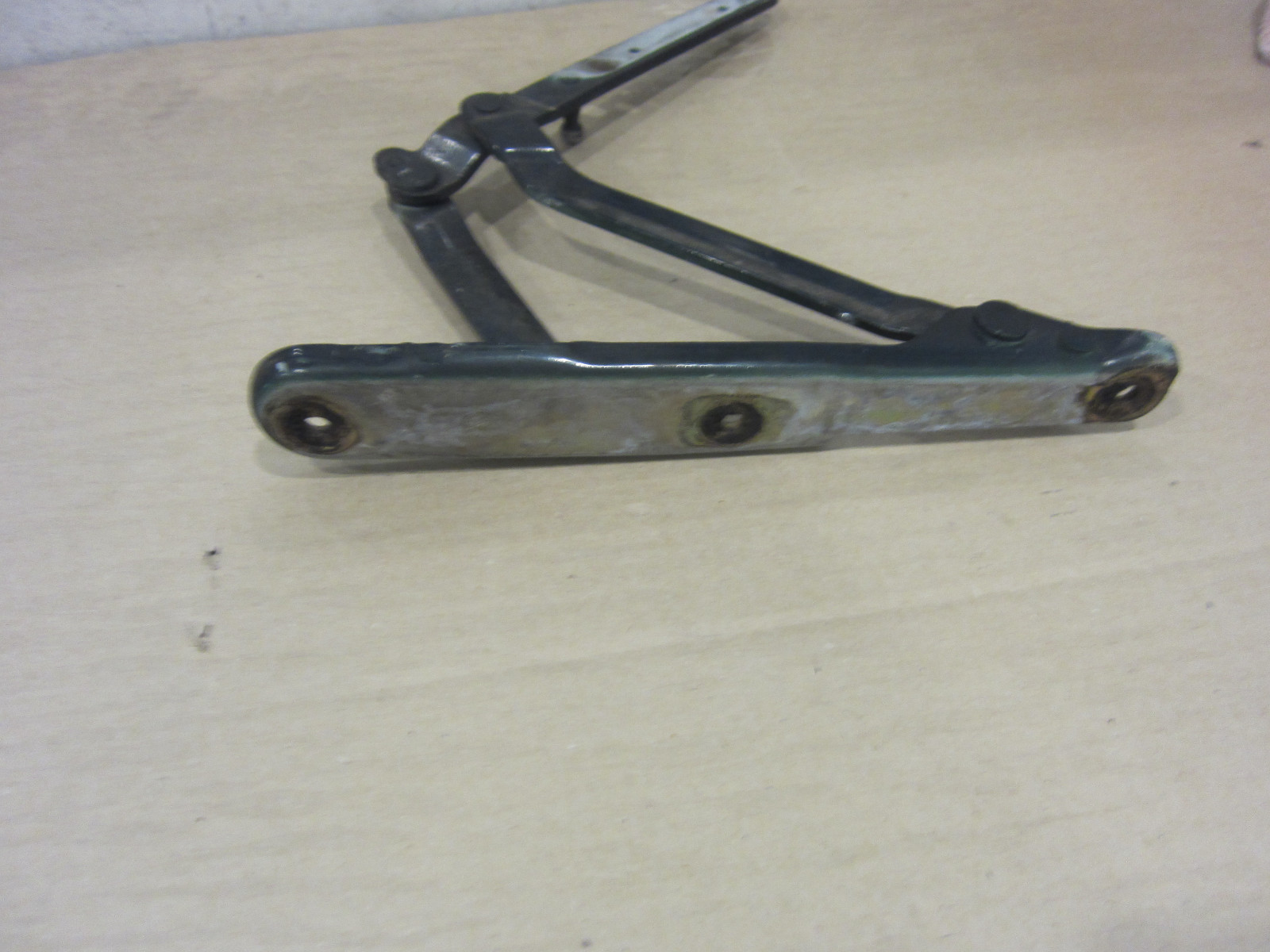 Maserati 4200,GranTurismo - RH Rear Trunk Lid Hinge (used) - P/N 384700106