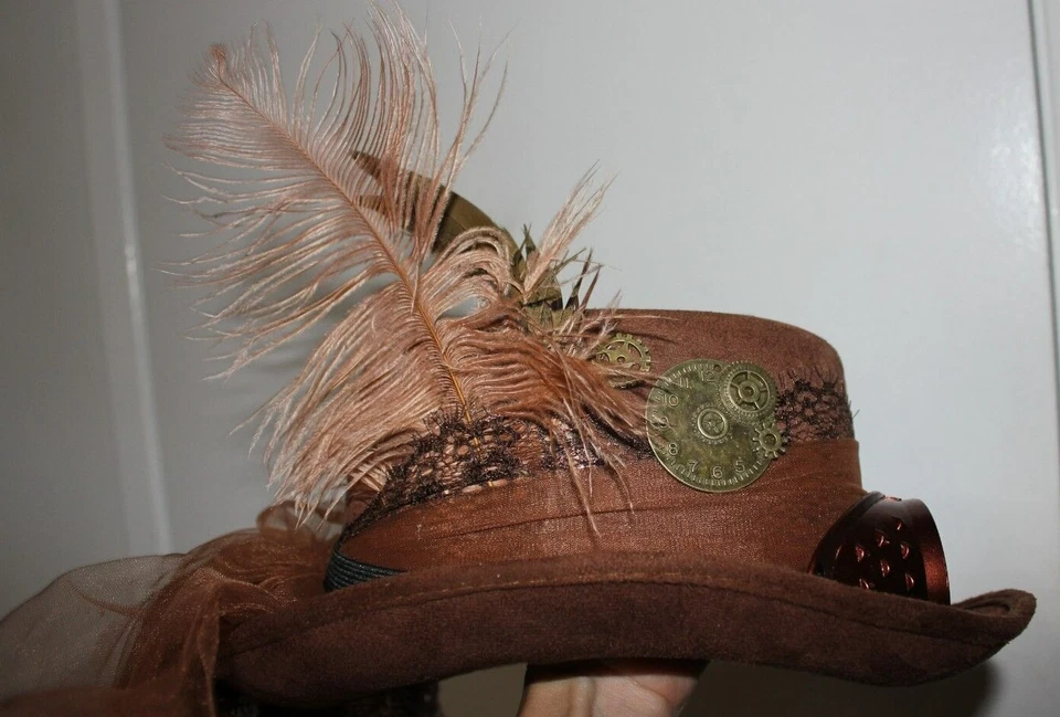 Sombrero de copa de 6", Steampunk marrón victoriano con gafas de aviador, pluma y tul Foto 4 de 4