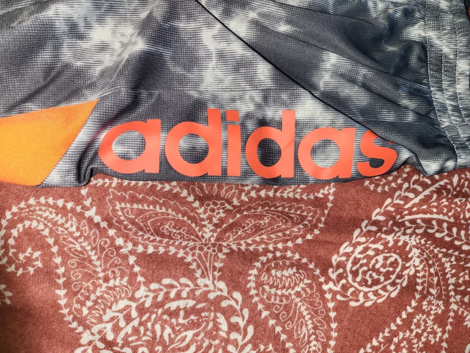 Pantalones cortos de malla gris y naranja Adidas para niños talla 5 Foto 3 de 4