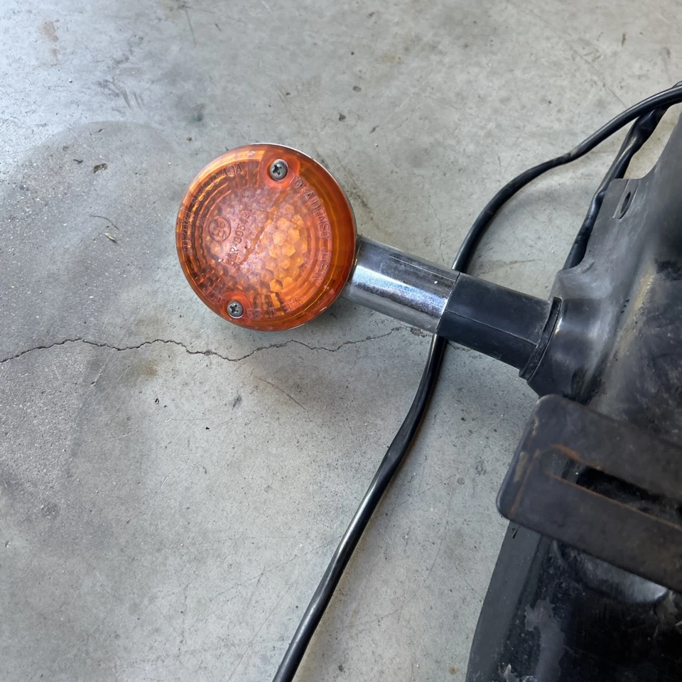 1999 - 2010 Suzuki GZ250 luz de freio traseira com suporte de montagem de sinais de seta - Imagem 4 de 4