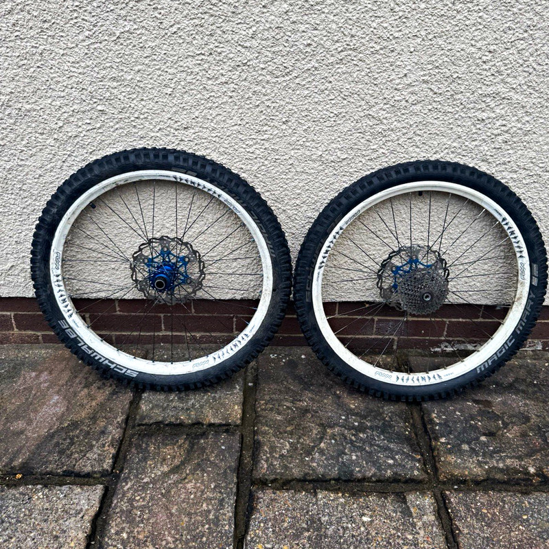 Sun Ringle MTX/ Funn 26in on Hope hubs in blue DH MTB Disc Wheelset