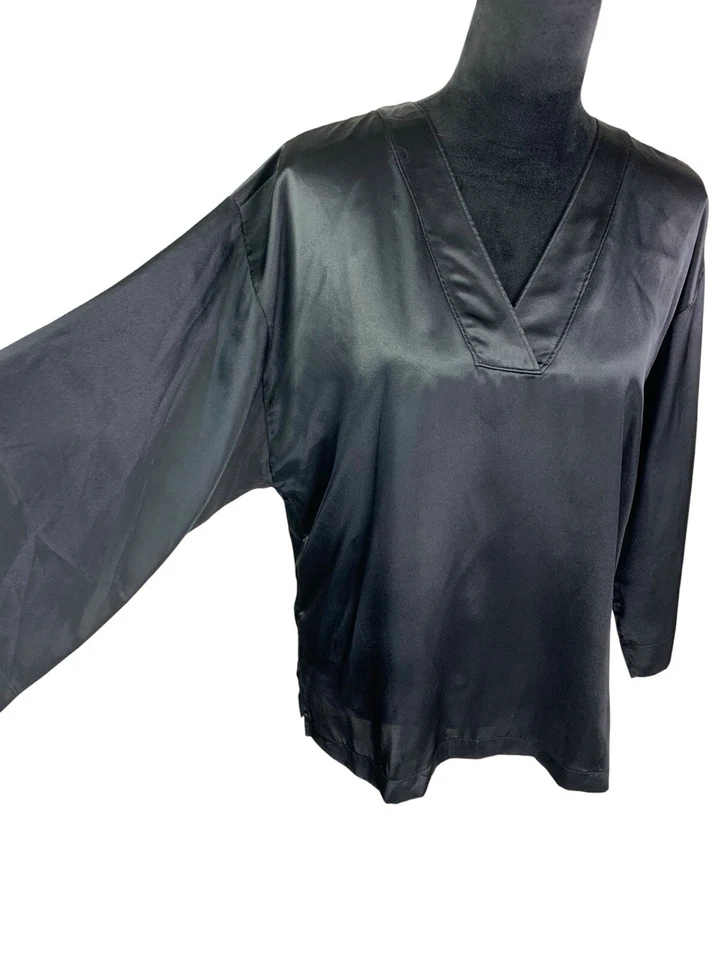 Camisa para dormir Natori negra satinada manga kimono ancha talla S Foto 3 de 4