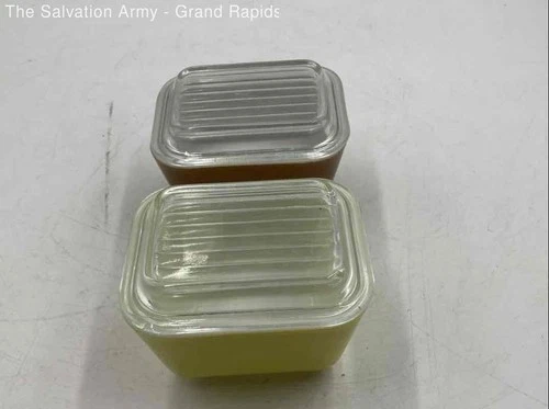 Pyrex Collectible Kitchenware Small Refrigerator Dish With Lid Lot Of 2