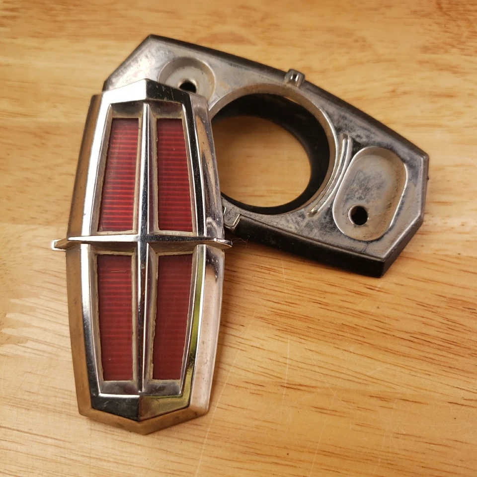 Lincoln Versailles 1977-1980 NOS emblema de bloqueo de maletero D74Y-544360A Foto 3 de 4