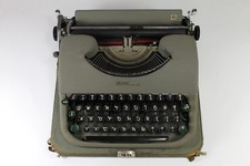 Vintage 1954 SWISSA PICCOLA Typewriter German Keyset Original Case + Key thumbnail