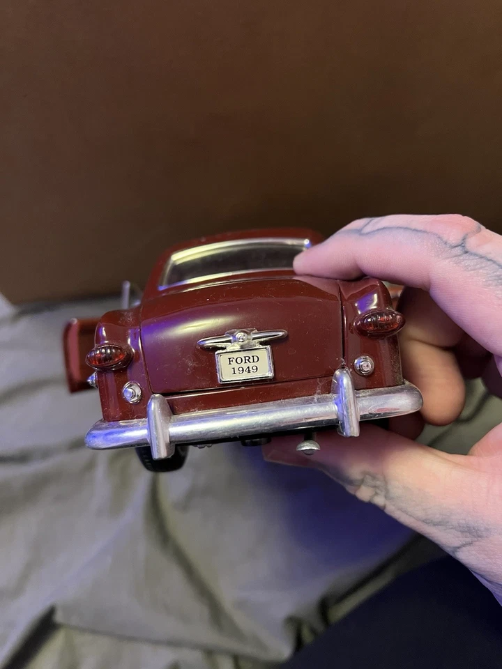 Mira Solido 1949 Ford Couple 1/18th Scale Red - Image 4 of 4