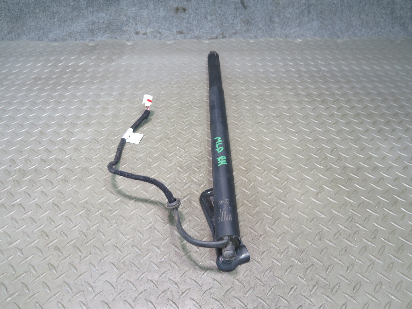 2017-2022 MASERATI LEVANTE M161 REAR TAILGATE LIFTGATE LIFT SHOCK SUPPORT SET