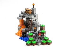 LEGO Minecraft 21113 The Cave - 100% Complete with Minifigures and Manual