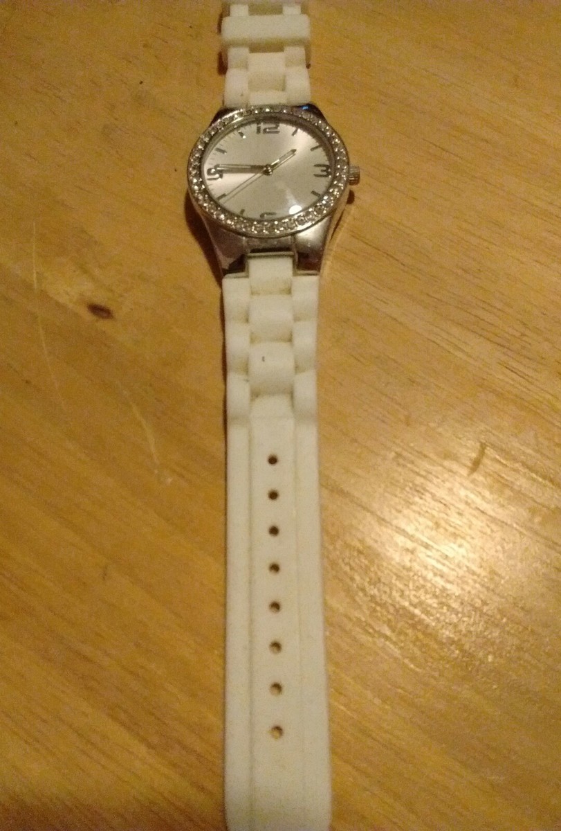 Montre Femme Vintage FMDCT390 - Cadran Argenté à Chiffres Arabes - Bracelet Silicone - Pile Neuve Incluse