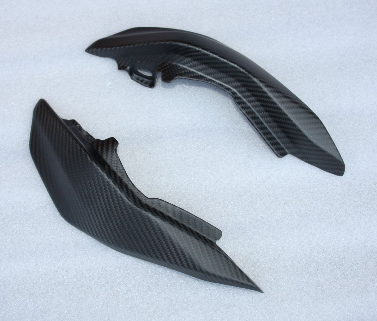Flancs caches sous selle Yamaha MT10 carbone mat pour sublimer vos road trips et sorties