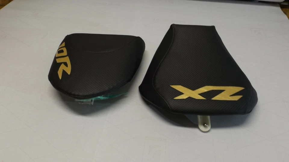 FUNDAS DE ASIENTO DELANTERAS Y TRASERAS PERSONALIZADAS KAWASAKI ZX10R NINJA 04/05 NEGRAS C F TEXTO/DORADAS Foto 4 de 4