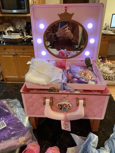 PRINCESS LIGHT UP MIRROR INSIDE VANITY CASE TABLE W/OUTFITS JEWELS ETC. BY JAKKS - Picture 1 of 11