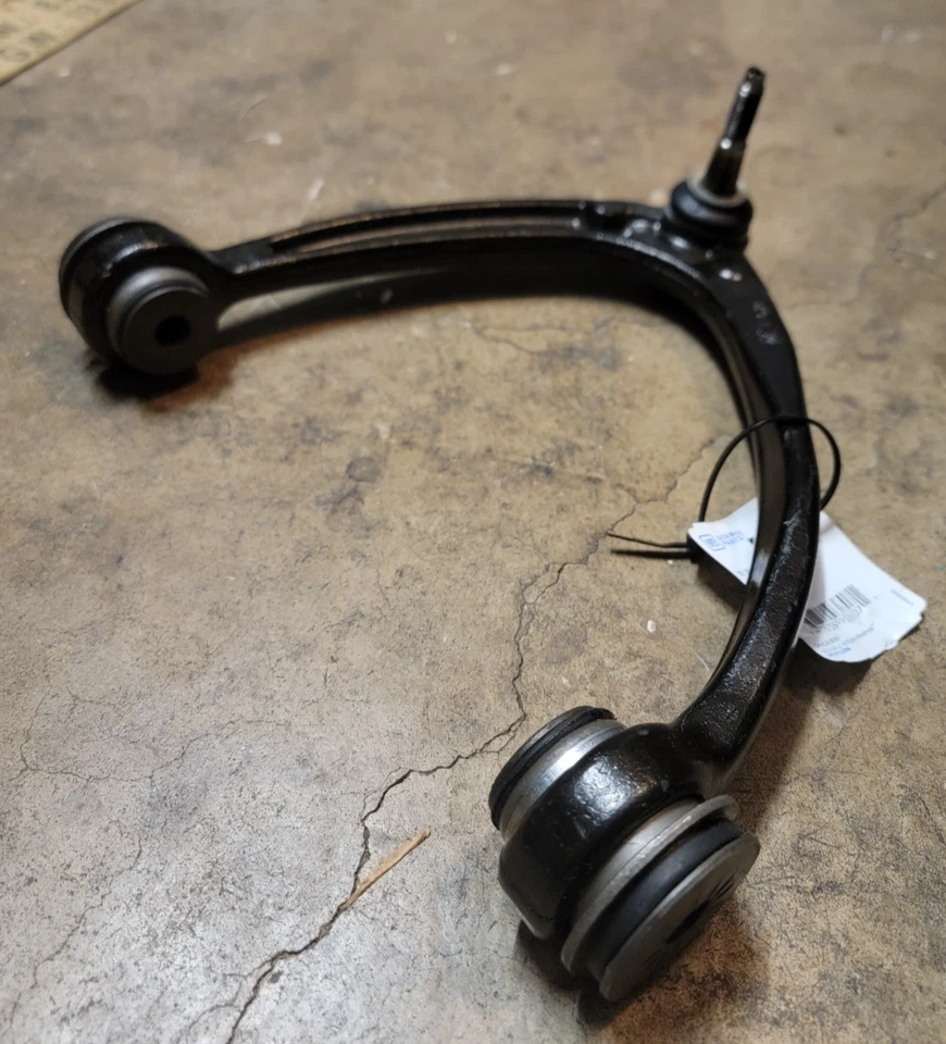 Brazo de control superior genuino del lado del pasajero delantero GM 25812726 Foto 2 de 4