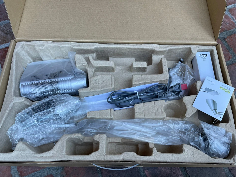 Icónica RARA Lámpara de Escritorio Difriente a Escala Humana Luz de Tarea II Doble Brazo Plateada Nueva Foto 2 de 4