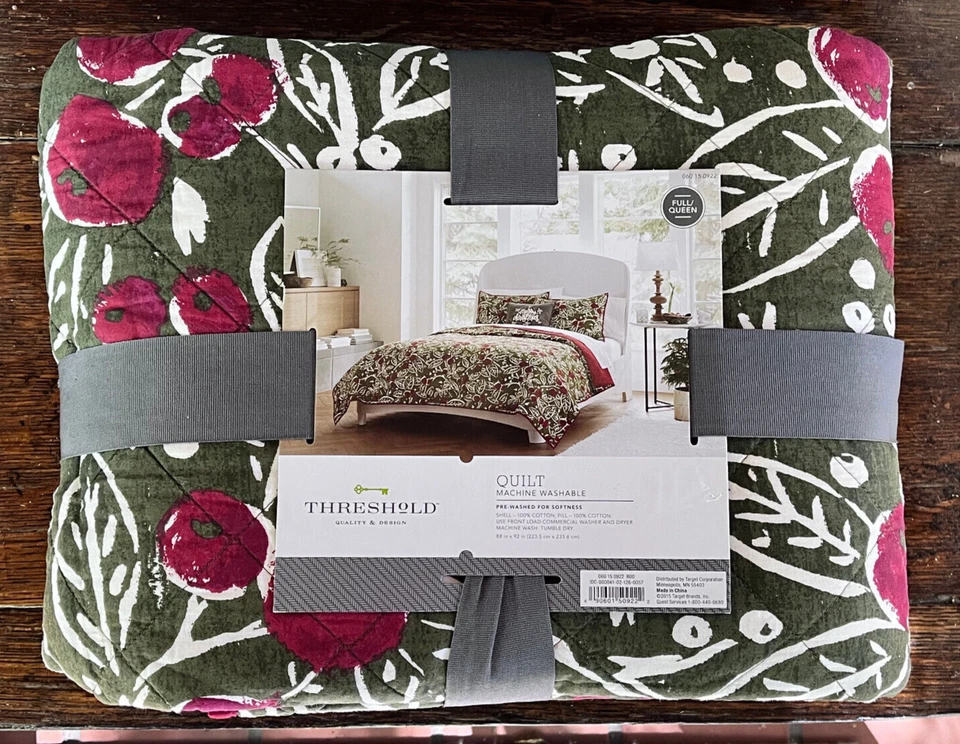Threshold 100% Cotton Holiday Mistletoe Quilt  |  Full/Queen Size 88" x 92" - Image 3 of 4