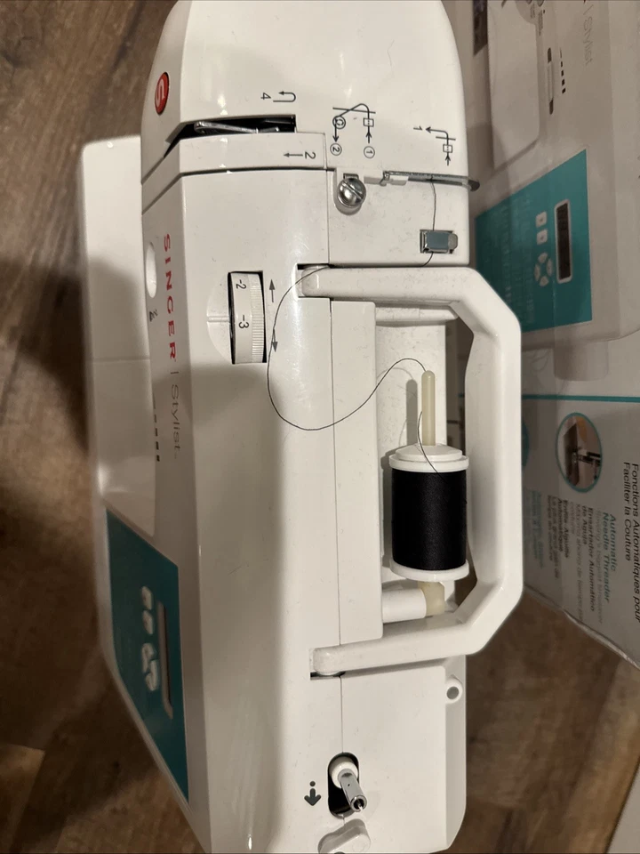 SINGER STYLIST 7258 COMPUTERIZED SEWING MACHINE - PREOWNED -W/BOX. No Foot Pedal - Image 3 of 4
