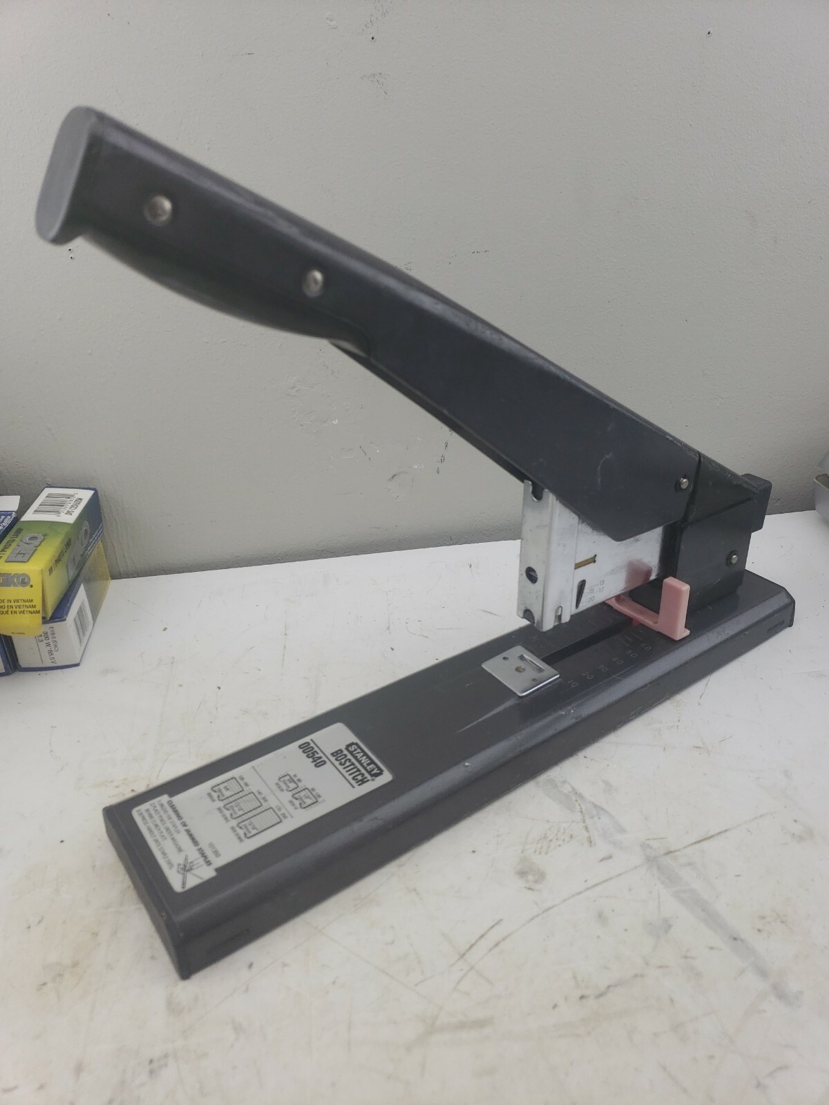 (LT1) Bostitch Antimicrobial Extra HeavyDuty Stapler 215Sheet