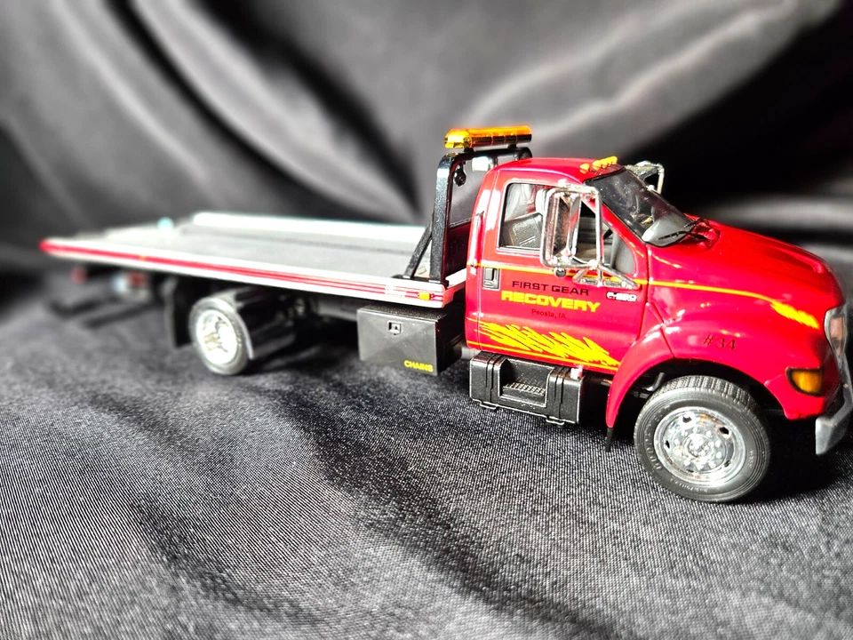Portador trasero deslizable First Gear Ford F-650 Miller Industries escala 1:34 Inv. #3880 Foto 3 de 4