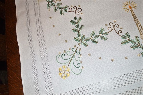 WEIHNACHTSBÄUME AUS SCHNÖRKELARBEITEN & KERZEN MIT EINEM TWIST! VINTAGE DEUTSCHE TISCHDECKE - Bild 5 von 12