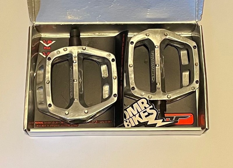 DMR V8 Classic 9/16 Alloy Platform Pedal for Mountain Bike - Polished Silver