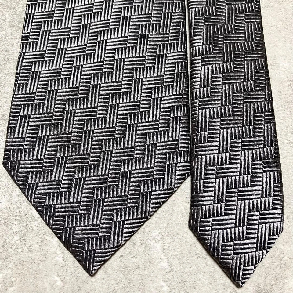 Cravatta Tom Ford argento nero spina di pesce 100% seta Made in Italy - Immagine 2 di 4