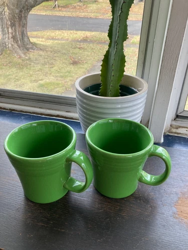 FIESTA 2 NEW SHAMROCK GREEN TAPERED MUGS LARGE COFFEE MUGS  15 oz