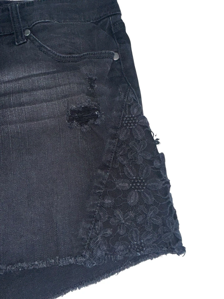 Pantalones cortos de mezclilla para mujer Torrid Plus 20 negros denim elástico detalle de ganchillo Foto 3 de 4