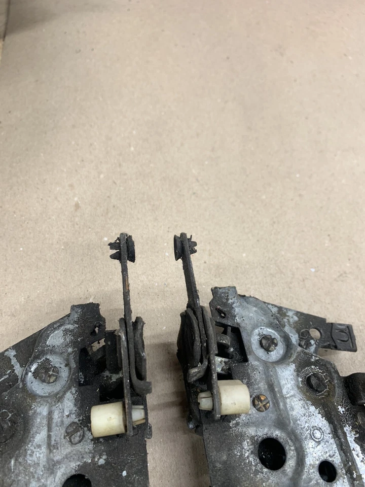 1979 1980 1981 1982 FORD MUSTANG MERCURY CAPRI EARLY DOOR LATCHES MECHANISM PAIR - Image 4 of 4