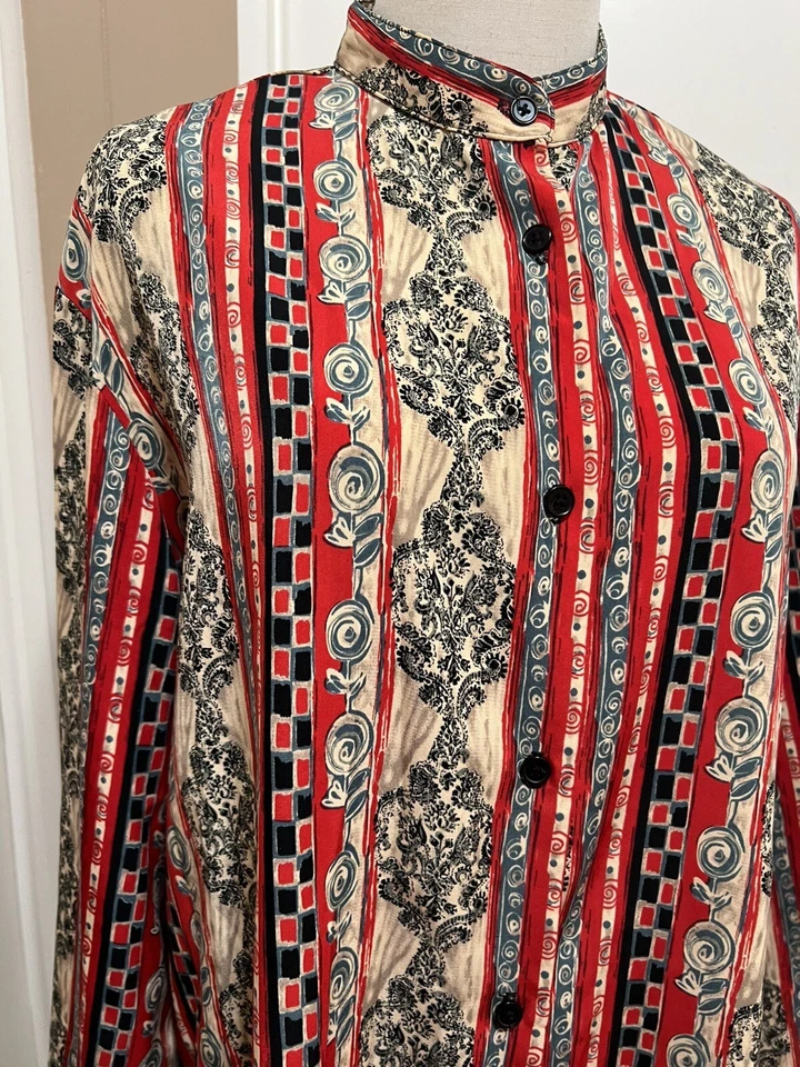 Blusa deportiva vintage renacentista estampada grande con botones para mujer Foto 2 de 4