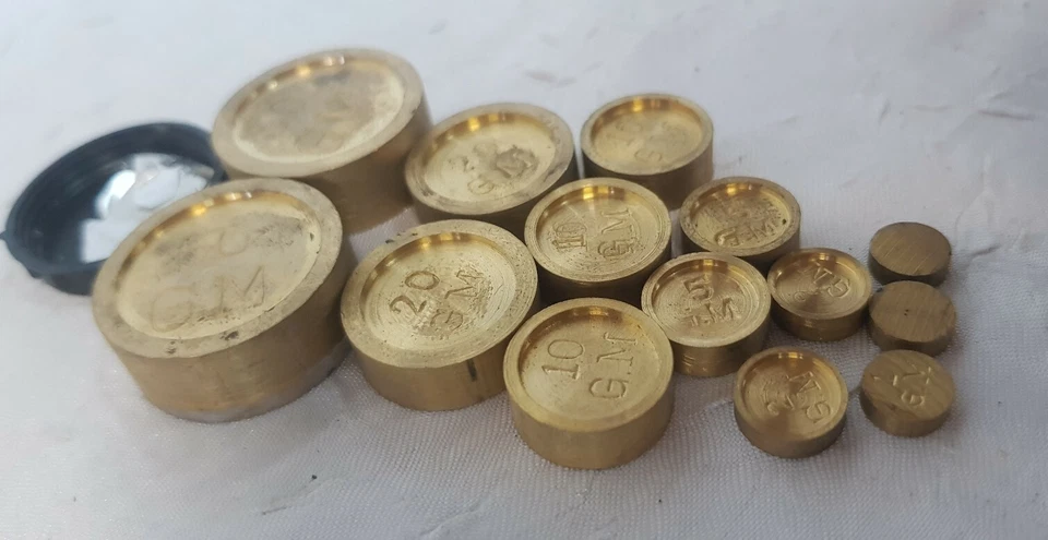 RARE Lot de poids anciens en laition MASSIF pour balance roberval - Photo 2/4