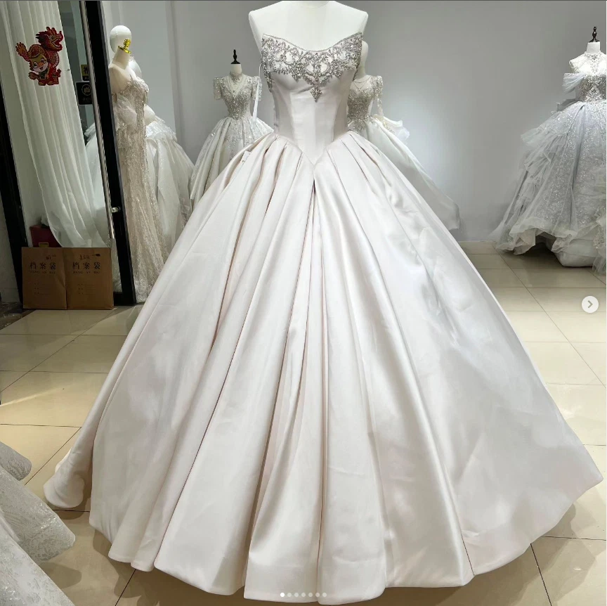 Vestido de novia de lujo sin tirantes con cuentas elegante satinado princesa vestido de novia Foto 3 de 4