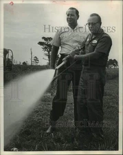 1963 Press Photo Ray K. Bullock & Bill Held of Sprayco System spray for chiggers