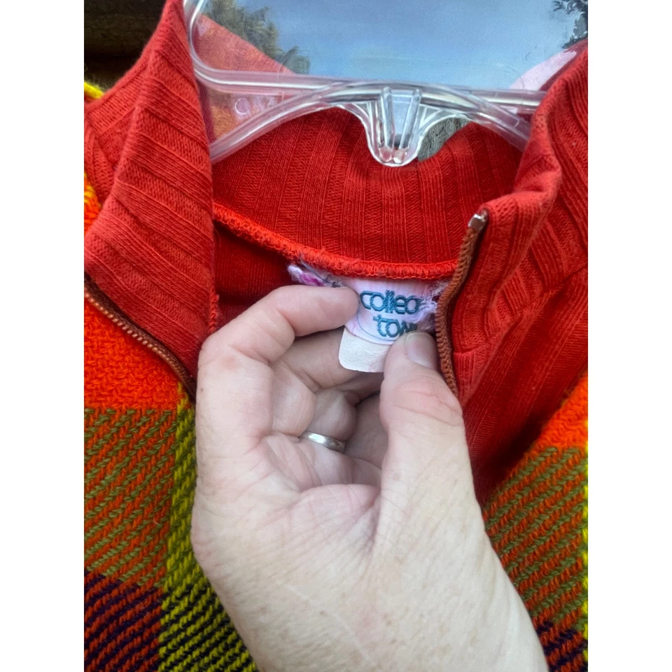 COLETE SAIA XADREZ LARANJA MISTURA LÃ VINTAGE DÉCADA DE 1970 College Town gola simulada - Imagem 4 de 4