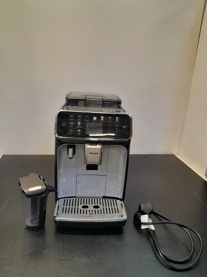 Philips 5500 Series EP5546/70 Bean to Cup Coffee Machine (Missing Items/Used), photo 4 of 5