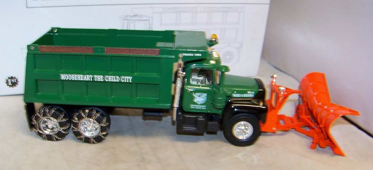 1:34 FIRST GEAR MACK R-MODEL DUMP TRUCK WITH SNOW PLOW 1:34 FIRST GEAR MACK R-MODEL DUMP TRUCK WITH SNOW PLOW
