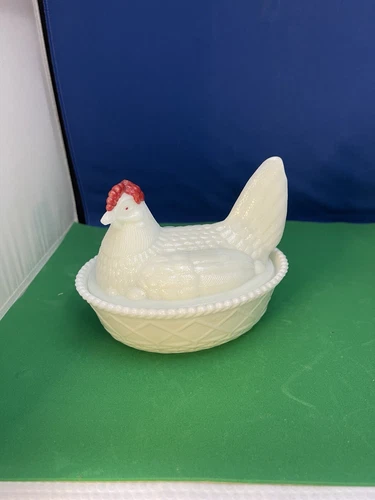 VINTAGE WESTMORELAND SPLIT TAIL HEAD TURNED MILK GLASS  HEN ON NEST